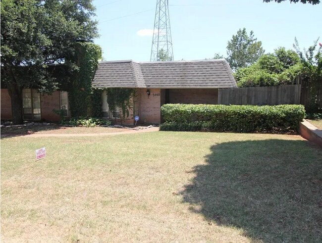 Building Photo - 3000 Rosewood Ln