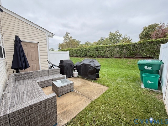Building Photo - 8055 Rutland Village Dr