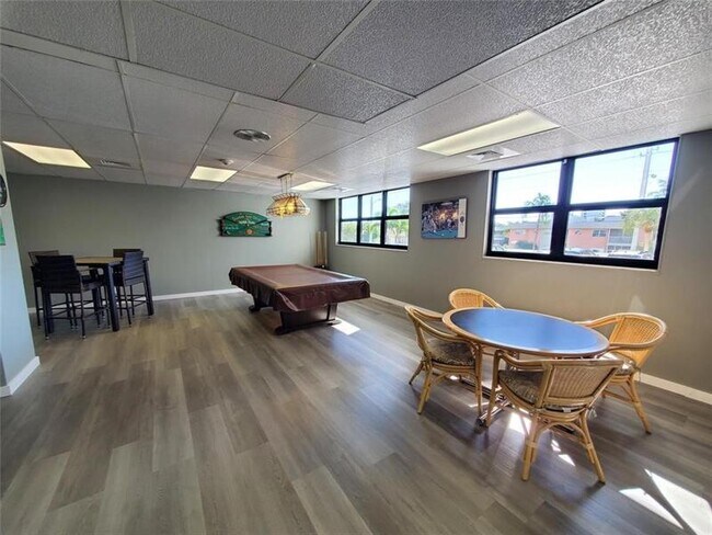 Building Photo - 1401 N Riverside Dr
