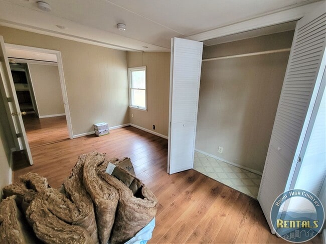 Building Photo - 2 Bedroom Right in Town!