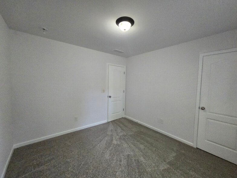 Building Photo - 2470 Whiteoak Run SE