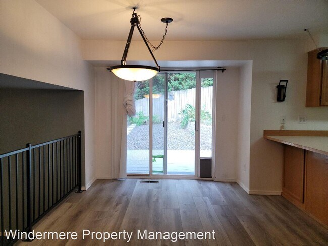 Building Photo - 3 br, 2.5 bath House - 943 NE Winston Drive