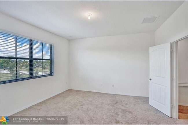 Building Photo - Beautiful Townhouse 3 -2.5 baths