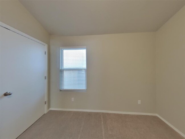 Building Photo - 5300 Saddle Clb Dr