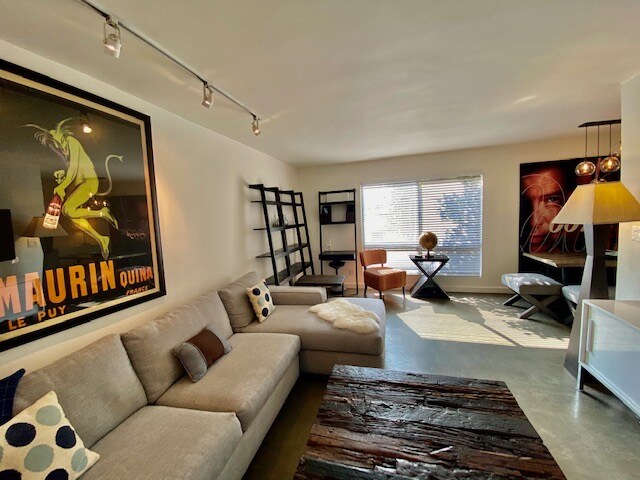 Building Photo - 970 Palm Ave