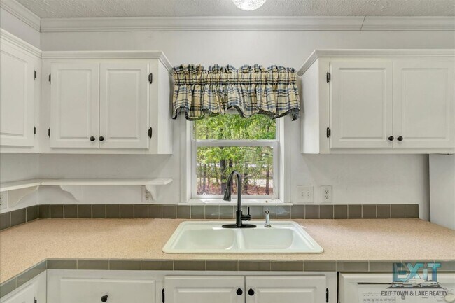 Building Photo - Welcome to this 3 Bedroom, 2 Bath Home in Wildwood Point!