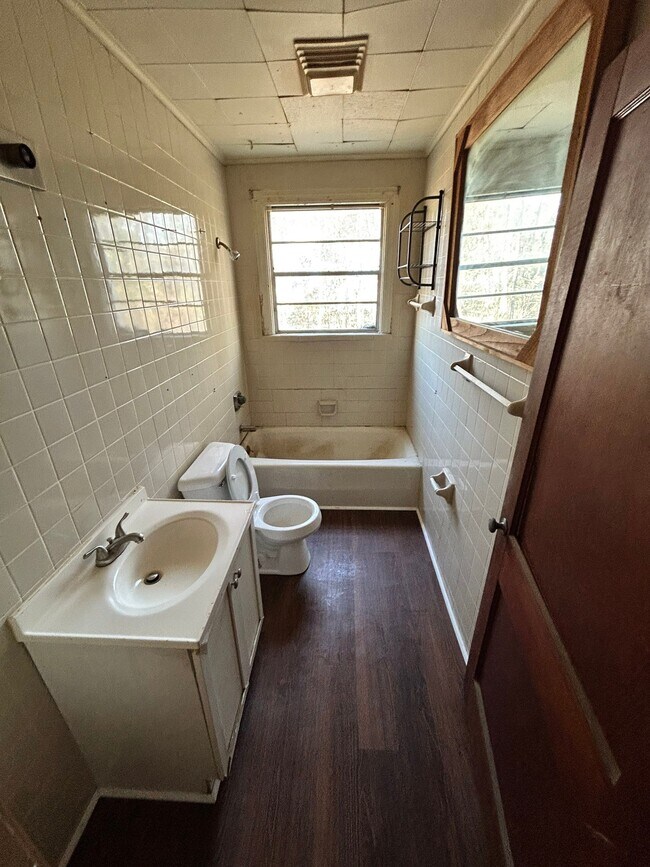 Building Photo - 102 E Charlotte Ave