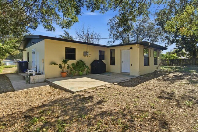 Building Photo - 1411 Crest Dr
