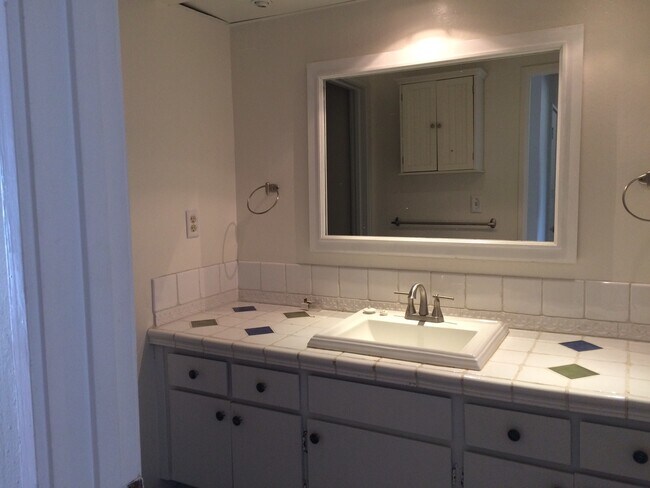 Building Photo - 3118 El Paseo - 30% Rental Fee