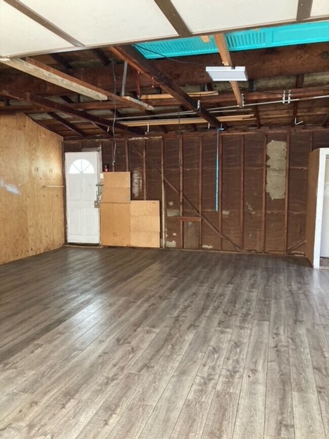 Building Photo - 2221