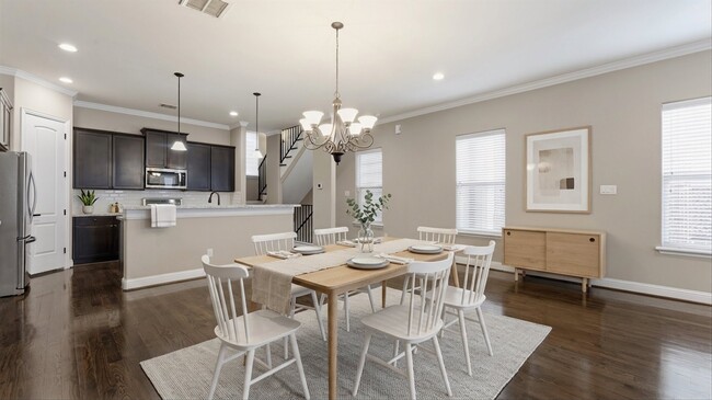 Building Photo - 922 W 20th St