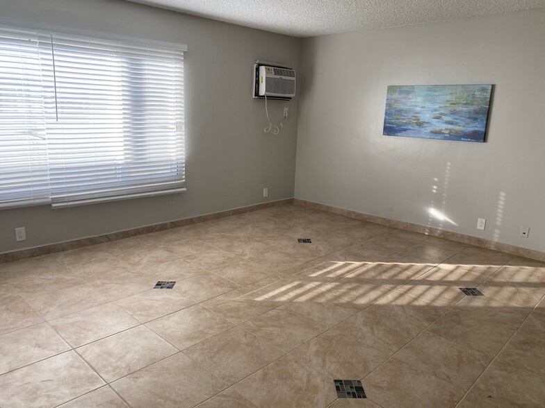 Building Photo - Valley Oasis Apartments