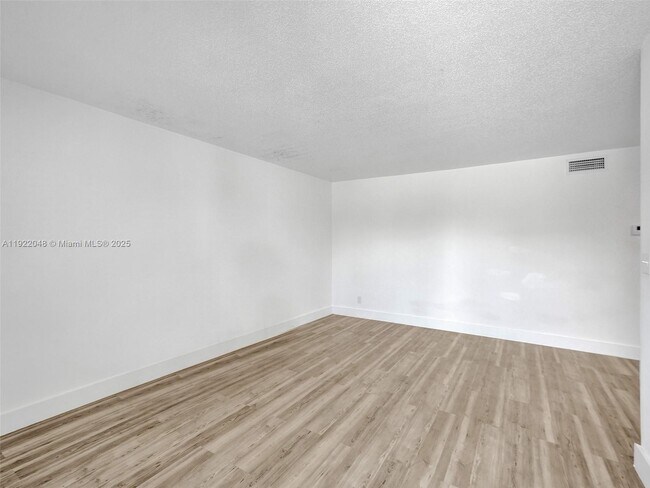 Building Photo - 114 SE 8th St