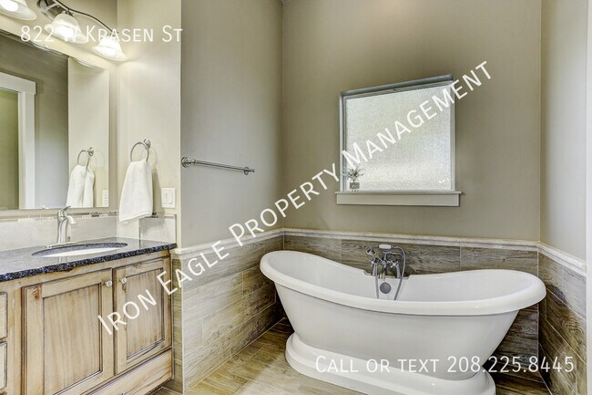 Building Photo - 822 W Krasen St