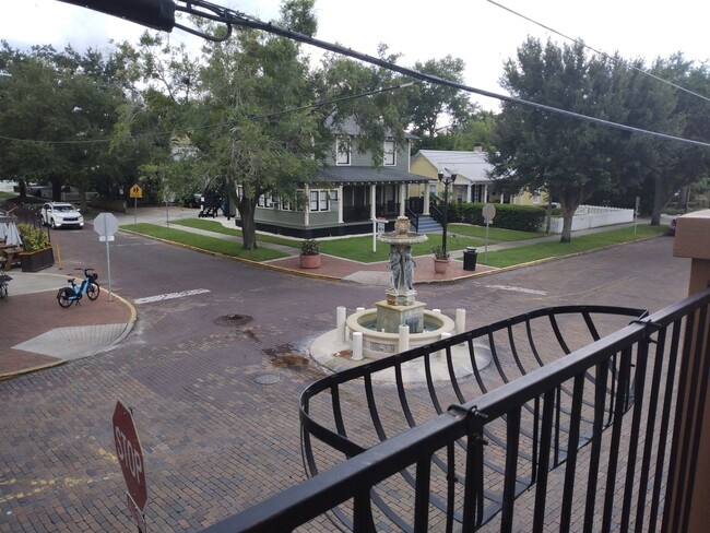 Building Photo - Rarely available Thornton Park townhouse!