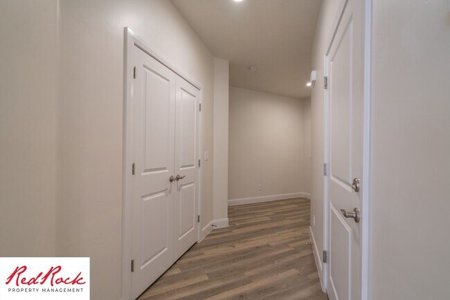 Building Photo - Modern Townhome in Desirable Hurricane Hei...