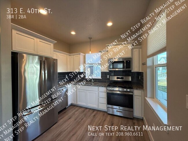 Building Photo - 313 E 40th St