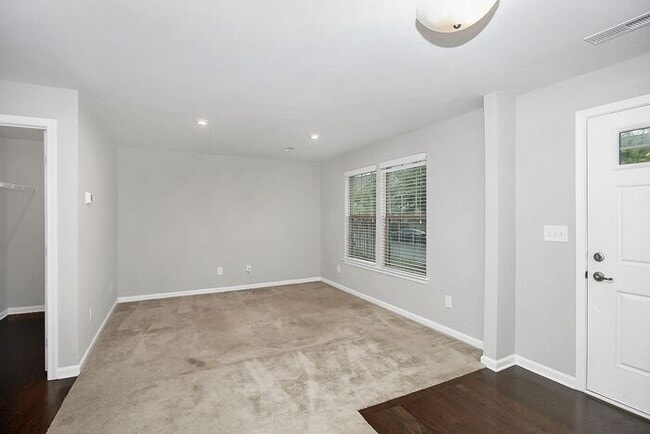 Building Photo - Stunning 3 Story 3BD/2+2HalfBA Townhome in...