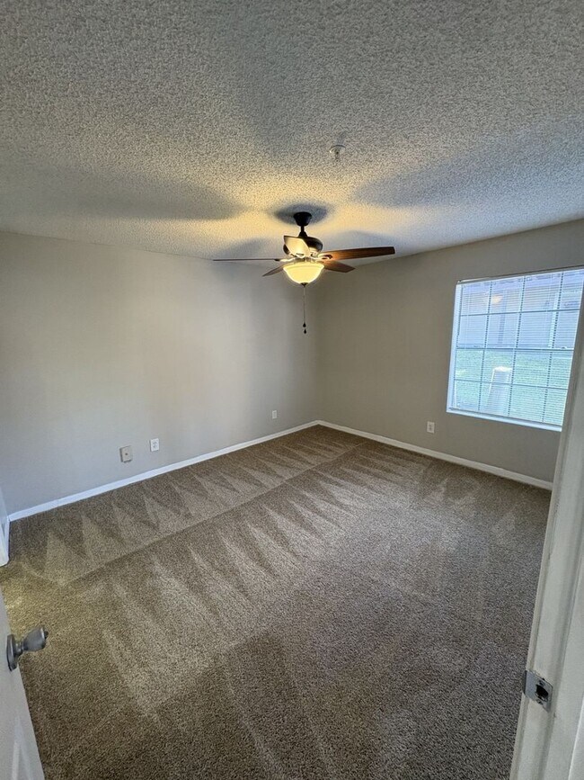 Building Photo - 1st floor unit with fire place and large patio