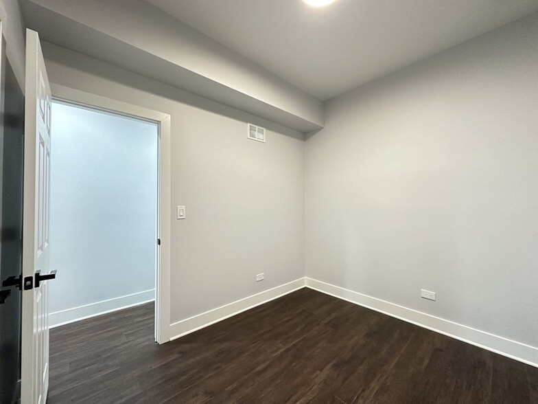 Building Photo - 2171 W Wilson Ave
