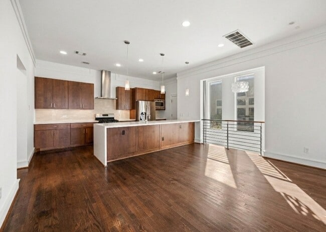 Building Photo - 5707 Schuler St