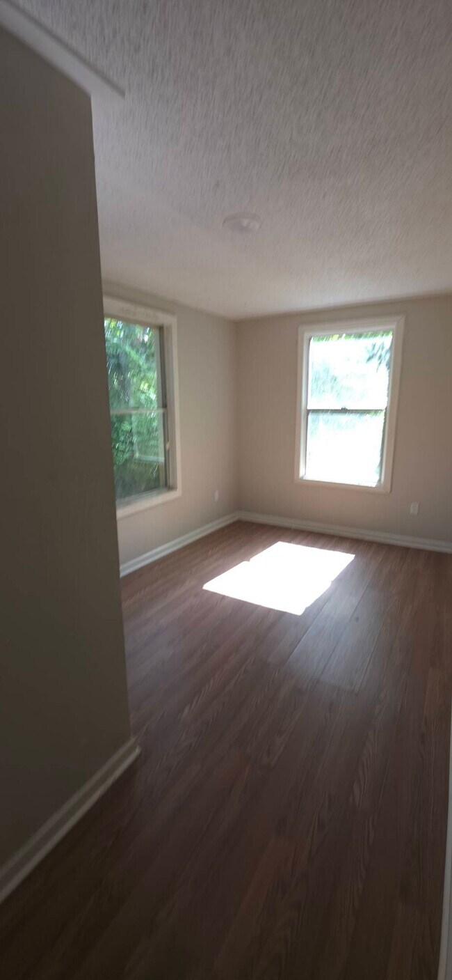 Building Photo - 1717 Sora St