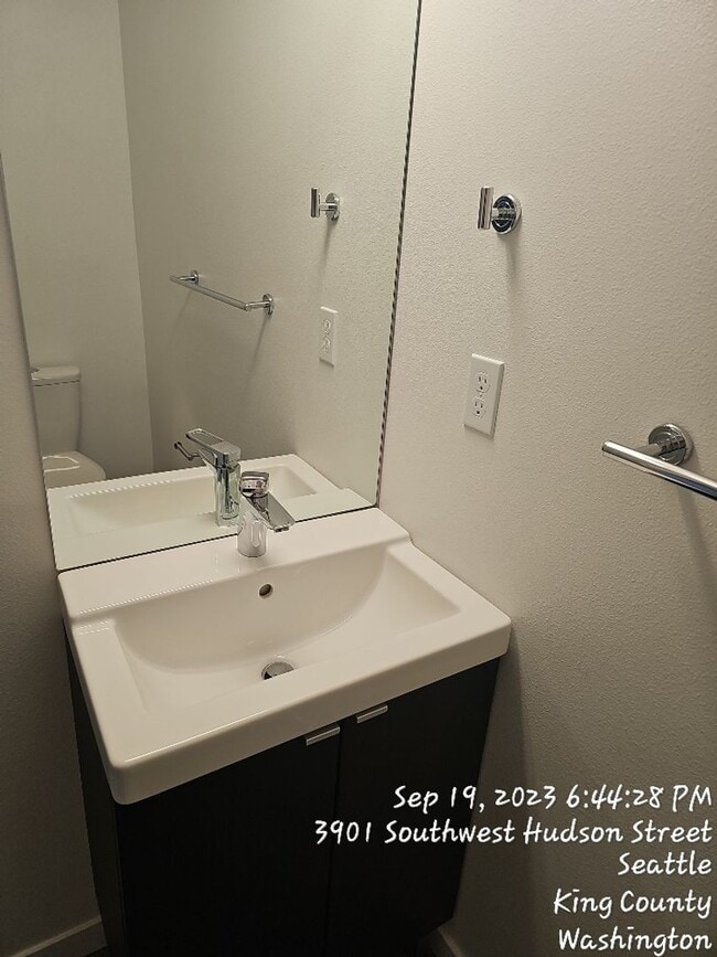 Building Photo - West Seattle townhome - 3 bedroom 3.5 bath...
