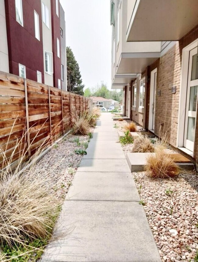 Building Photo - Beautiful 3 bedroom 2.5 bathroom condo MOVE IN SPECIAL