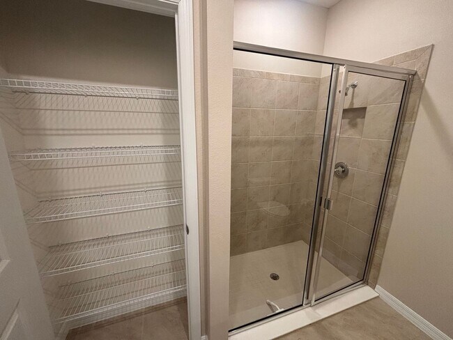 Building Photo - Charming House with tons of Amenities (all...