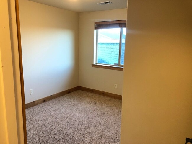 Building Photo - Great 3 Bedroom SW Bend Single Family Home