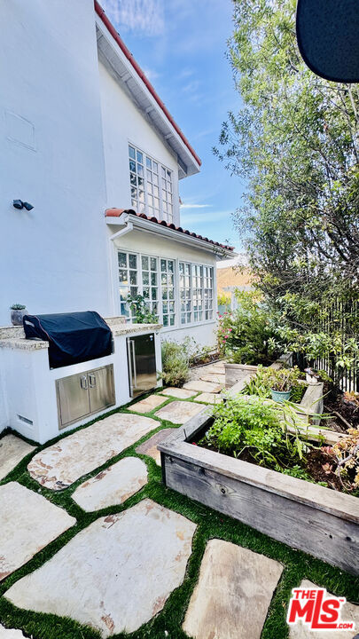 Building Photo - 1423 Floresta Pl