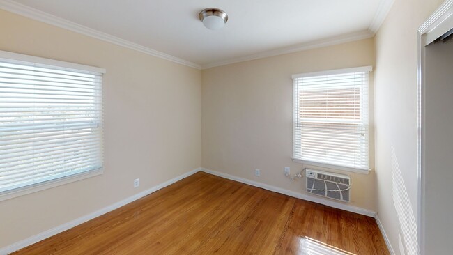 Building Photo - Adams Apartments...Newly Remodeled 1 Bedroom Apartment...Great Location!