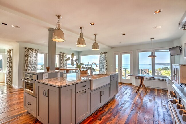 Building Photo - Stunning North Beach 4 bedroom, 3.5 bath with breathtaking view.