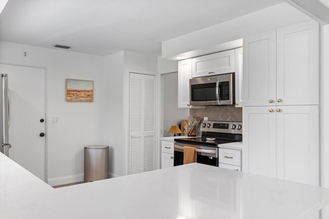 Building Photo - 460 Magellan Dr