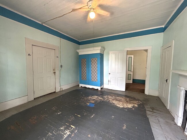 Building Photo - Cute 3 bedroom 1 bath house in historic Bu...