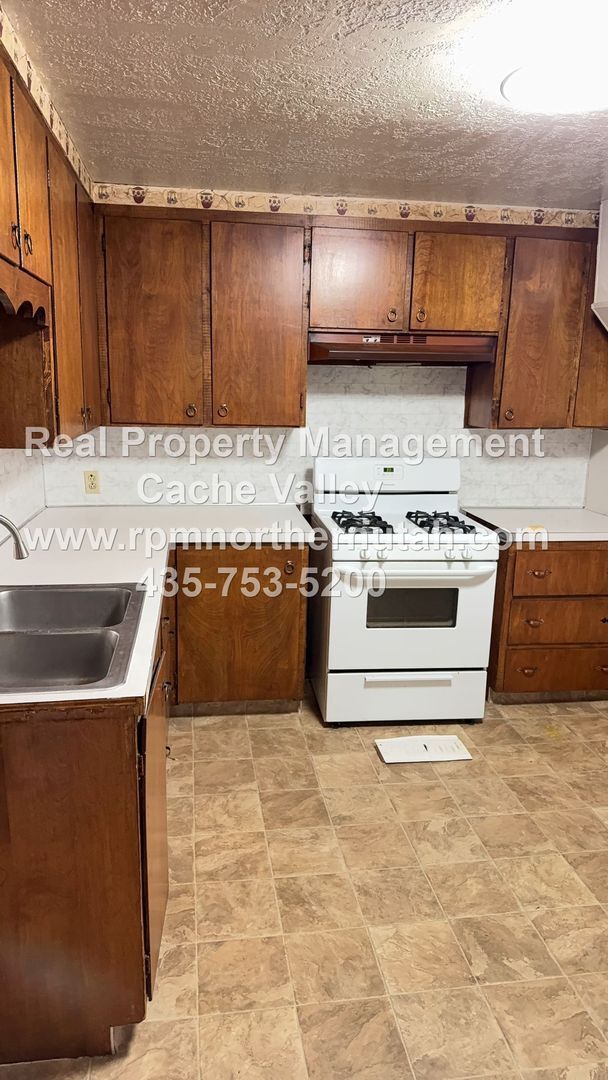Building Photo - Beautiful 5 Bedroom Home in Lewiston available NOW!
