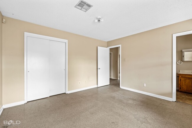 Building Photo - Check Out this 2 bed 2 bath!!