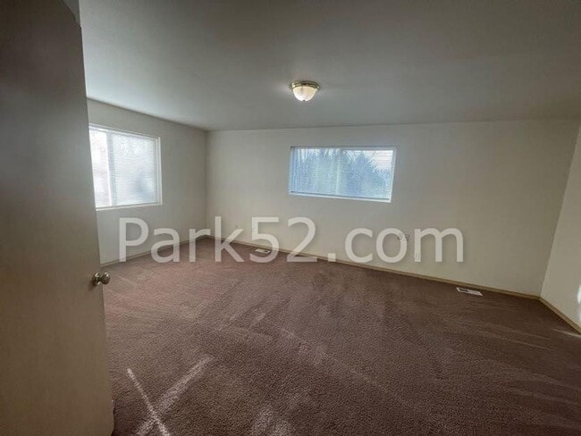 Building Photo - 4 Bedroom 2.5 Bathroom Single Family Home in Tacoma!
