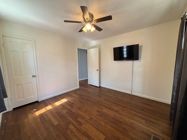 Building Photo - Perfect and Updated Rental close to TU!