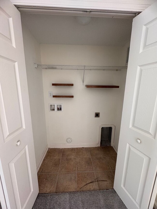 Building Photo - 2Br 1.5BA Townhome in Bridford Downs