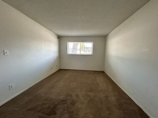 Building Photo - 140 E Highline Cir