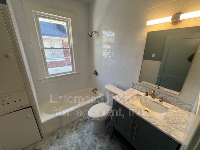 Building Photo - 1321 Snowden Ave