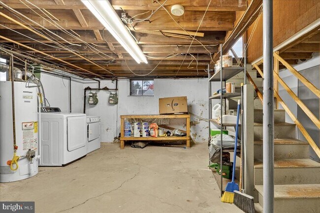 Building Photo - 825 Solly Ave