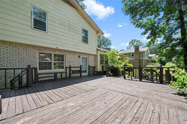 Building Photo - 4000 Pinehurst Pl