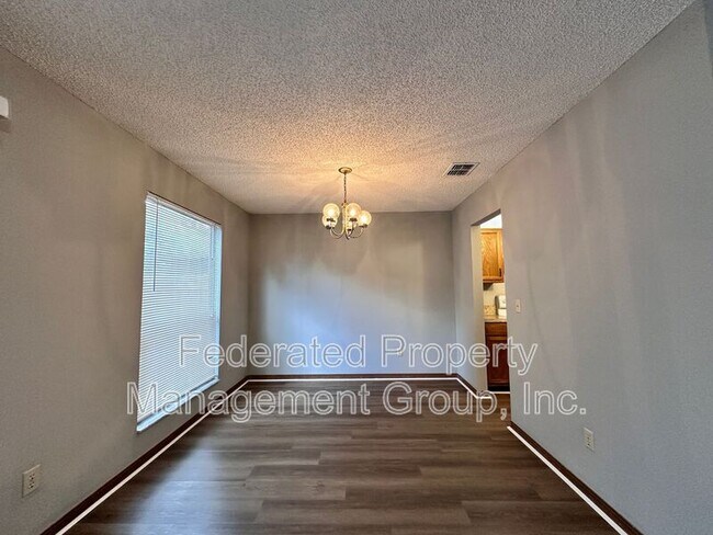 Building Photo - 1114 ROMAINE Cir W