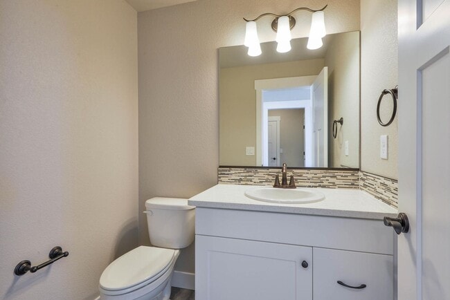 Building Photo - Beautiful, Dog Friendly, 3 Bedroom, 2.5 Ba...