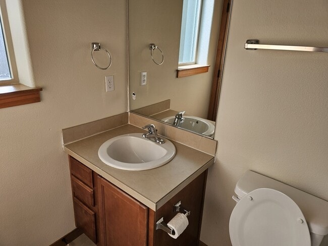 Building Photo - 511 NE 84th Cir