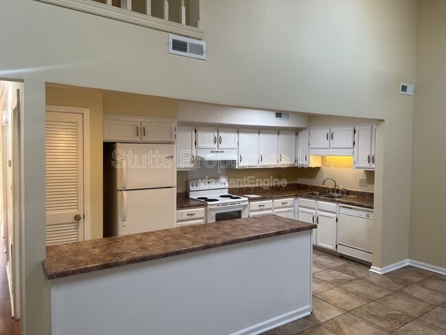 Building Photo - 253 Woodcastle Dr