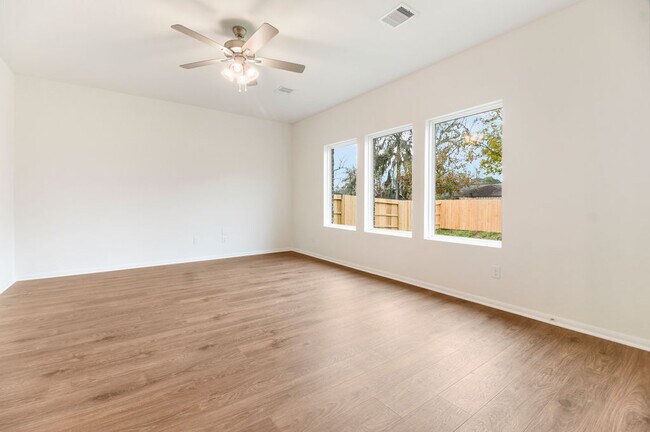 Building Photo - 401 Magnolia Ln