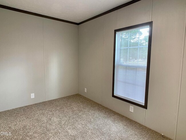 Building Photo - 553 Country Ln